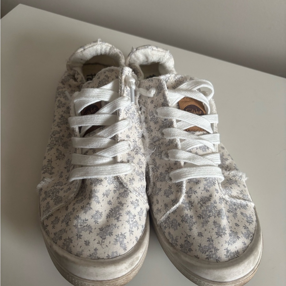Floral Canvas Lace-Up Sneakers in White and Gray